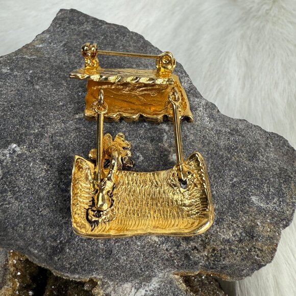 Vintage Articulated Well Brooch Wishing Well Primitive Country 1.5" X 1" - Picture 4 of 5